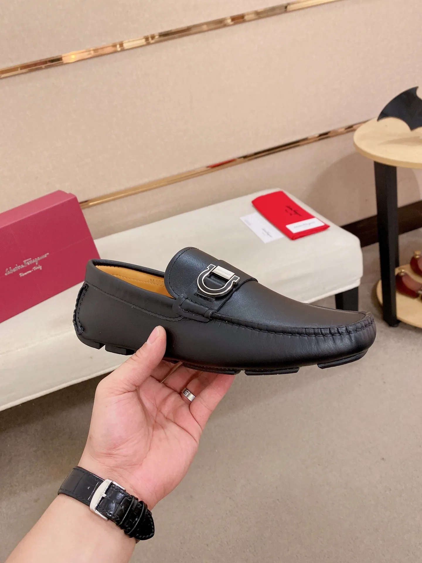 Men's shoes💰: 540💰High-end quality! Ferragamo🆕🆕Exclusive hot-selling products in stock🔥🔥New products on the shelves, high-quality Ferragamo men's pea shoes, high-end casual driving shoes, with complete packaging! 💪 💪 Material: imported first-layer pebbled cowhide 🐂 + imported high-quality water-dyed cowhide lining + wear-resistant outsole 👍🏻👍🏻 Features: high-end and comfortable, purely handmade 🚀 🚀 Create the perfect shoe that suits you best 🔥 🔥 Size: (38-44) 45 standard size can be customized!